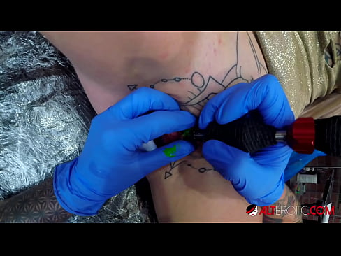 ❤️ Sully Savage mai tsananin jarfa ta yi tattoo a kan kwarin ta Batsa kawai ❌️